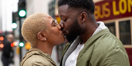 Relation amoureuse : pourquoi certains préfèrent aimer loin des regards